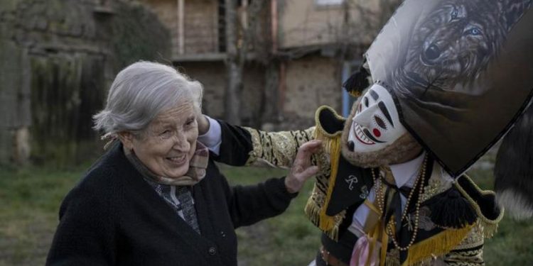 Los felos recorrieron las parroquias de Maceda para hacer sonar el entroido