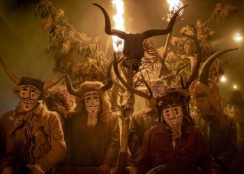 Las máscaras ancestrales del Entroido gallego recuperan su plenitud tras los años COVID