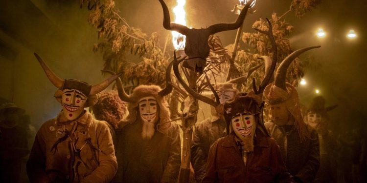 Las máscaras ancestrales del Entroido gallego recuperan su plenitud tras los años COVID