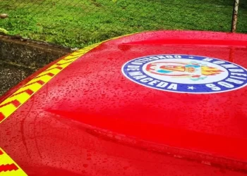 Arde el tejado de una casa de Maceda: el incendio comenzó por la estufa y se extendió