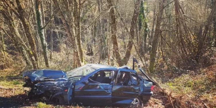 Herida una persona en Maceda al salirse de la vía y chocar contra un árbol
