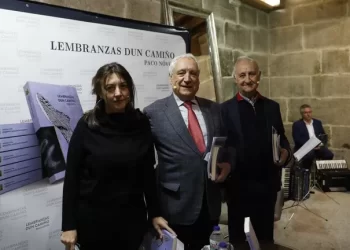 O empresario e fillo predilecto de Maceda Francisco Nóvoa presentou no castelo o libro «Lembrazas dun camiño»