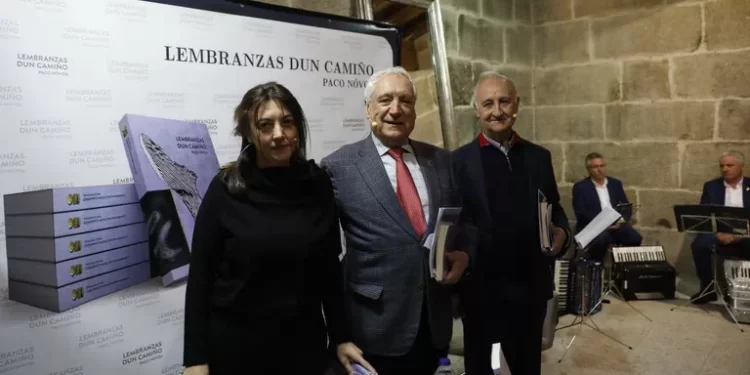 O empresario e fillo predilecto de Maceda Francisco Nóvoa presentou no castelo o libro «Lembrazas dun camiño»