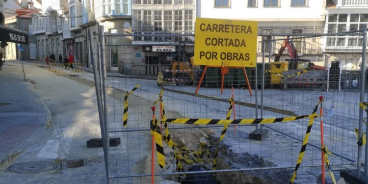 Lista la primera fase del arreglo del vial principal de Maceda