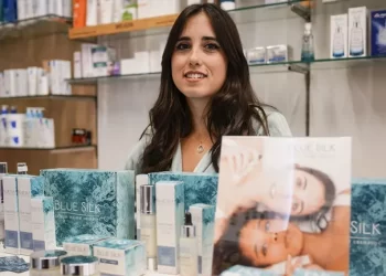 Una farmacéutica ourensana elabora cosméticos con agua del balneario de Baños de Molgas, donde su tatarabuelo era boticario