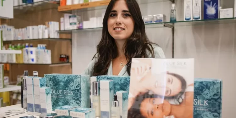 Una farmacéutica ourensana elabora cosméticos con agua del balneario de Baños de Molgas, donde su tatarabuelo era boticario
