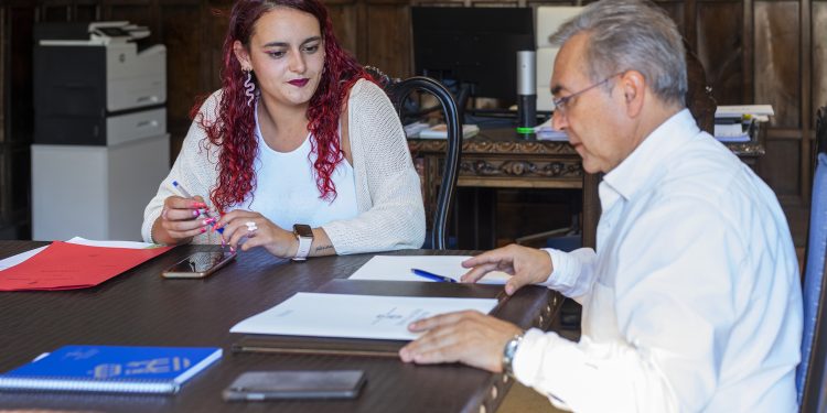 Luis Menor comprométese coa alcaldesa de Maceda a “manter sempre aberta a vía do diálogo co concello”