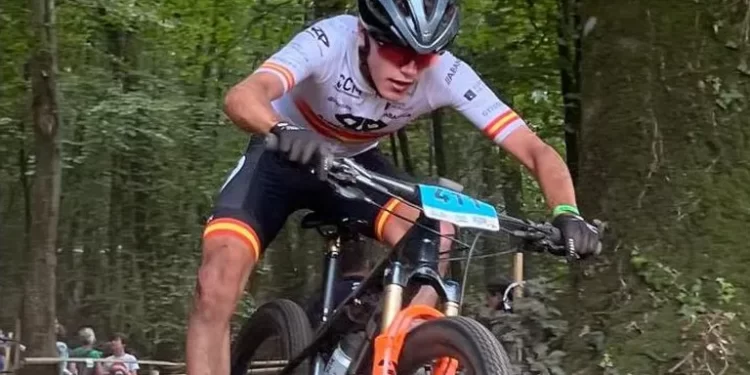 Alejandro García, del Maceda, gana el título autonómico júnior de maratón en Piñor