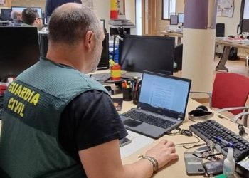 Investigan a cuatro alumnos del instituto de Maceda por acceder al correo y cuentas bancarias de un profesor