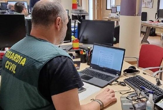 Investigan a cuatro alumnos del instituto de Maceda por acceder al correo y cuentas bancarias de un profesor