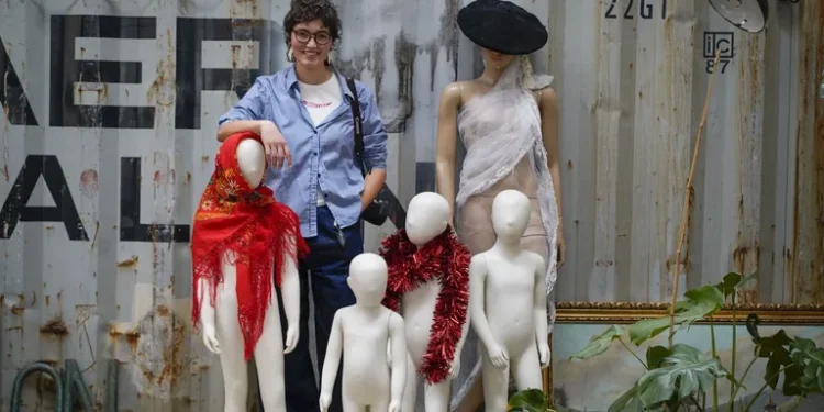 De fotografiar piezas de lujo de John Galliano a captar la tradición del entroido de Maceda