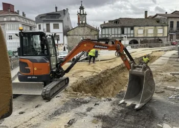 El centro de Maceda lleva un año cortado por errores en la ejecución de las obras