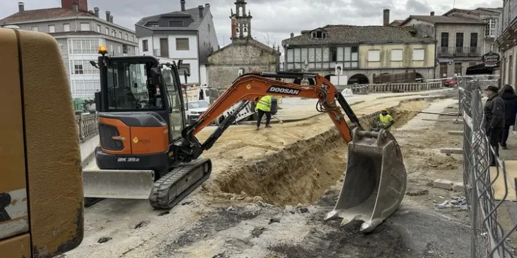 El centro de Maceda lleva un año cortado por errores en la ejecución de las obras