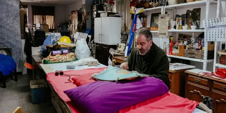 Es artesano y construye las caretas de los felos: «O entroido ten a capacidade de sacar o que levamos dentro»