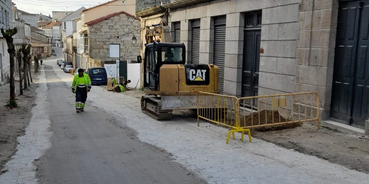 Iniciados os traballos de mellora dos pavimentos na travesía de Maceda