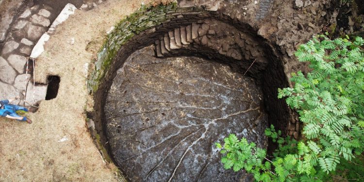 Desenterrado un antiguo nevero de nueve metros en Xunqueira de Espadanedo