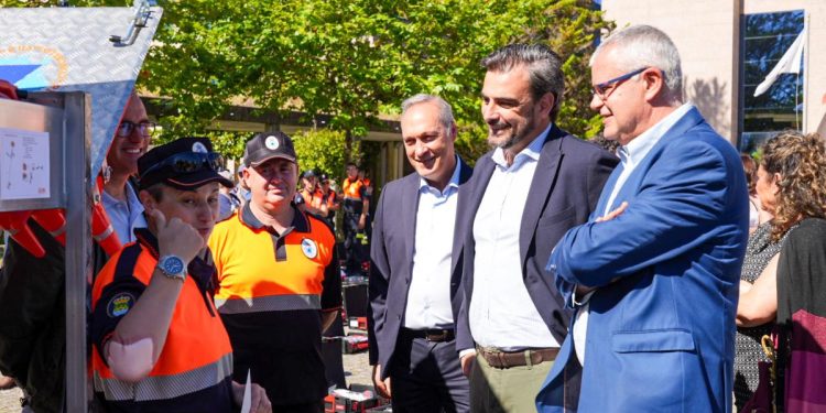 La Xunta entrega equipamiento de emergencias a la agrupación de voluntarios de Protección Civil de Maceda