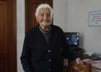 Cumple 101 años arropada por vecinas que se han convertido en su familia