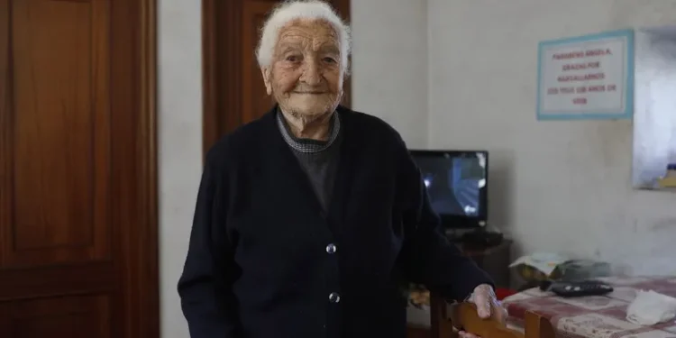 Cumple 101 años arropada por vecinas que se han convertido en su familia