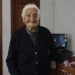 Cumple 101 años arropada por vecinas que se han convertido en su familia
