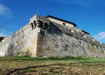 El espectacular castillo de Ourense donde viajarás al Medievo y dormirás como un rey